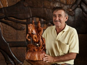 Mestre Dico, um dos mais famosos santeiros do Piauí