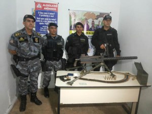 Policiais exibem arma de grosso calibre apreendida no Maranhão