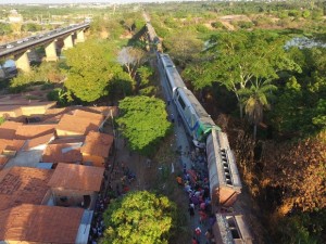 Acidente entre metrô e trem na Zona Sul de Teresina