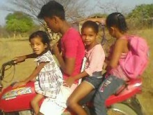 Por falta de transporte escolar pai de aluno leva as crianças vizinhas de moto