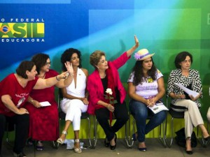 Movimentos sociais de mulheres apoiam Dilma