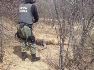 Polícia observa corpo de garota morta no semiárido