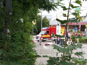 Ambgulâncias prestam socorro a vítimas em shopping de Munique