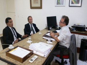 Secretário Merlong Solano discute com os defensores Rômulo Plácido e Benoni Moreira os detalhes do Termo de Cooperação.