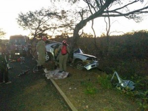 Carro envolvido no acidente em Oeiras ficou destruído