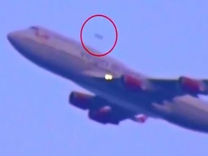 Imagens mostram um ovni acima do avião em decolagem