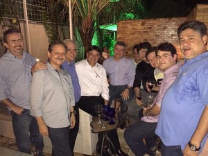 Governador Wellington Dias (centro) no jantar com deputados de oposição