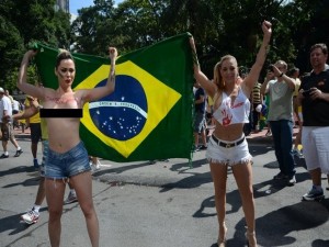 Garota tiraram a roupa durante a manifestação contra Dilma