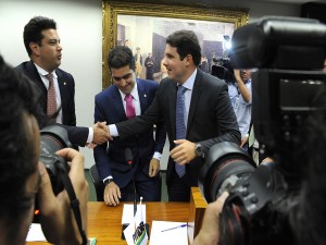 Leonardo Picianni cumprimenta o opositor Hugo Motta após vitória por sete votos