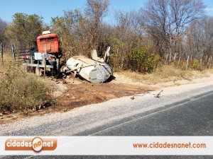O caminhão pipa ficou destruído em Jaicós