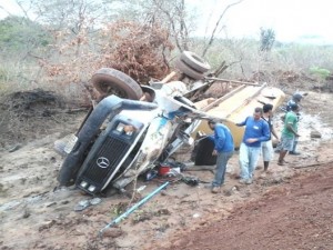 Acidente com carro pipa na região de Guadalupe