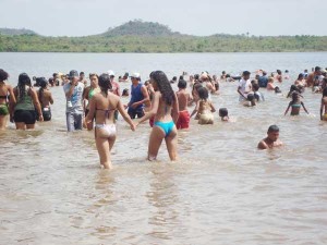 O açude do Bezerro está investado de piranhas