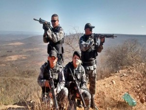 Militares em posição de defesa quando caçavam homicida em Betânia