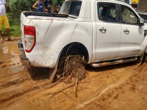 Carro entrou no rio Guaribas com rodas e saiu sem os pneus em Picos