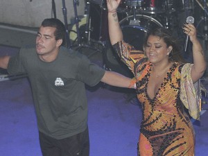 Preta Gil faz show em Salvador, que teve participação  do ator Thiago Martins