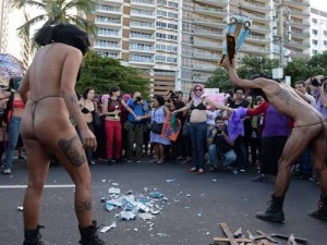 Manifestantes tinham como objetivo irritar os católicos