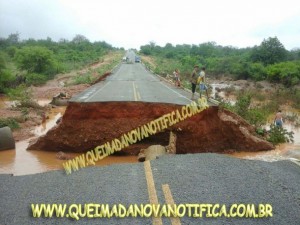 Estrada rompeu com as chuvas e isolou a cidade de Queimada Nova