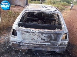 Carro queimado após acidente na região de Picos