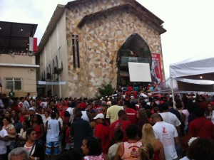 Fiéis lotam igrejas no Rio de Janeiro no feriado de São Jorge