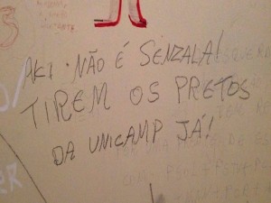 Recados racistas riscados em universidade de São Paulo