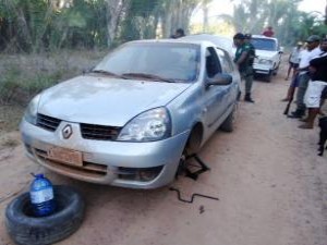 Carro foi abandonado após furar o pneu