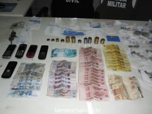 Dinheiro, droga e celulares apreendidos com os acusados