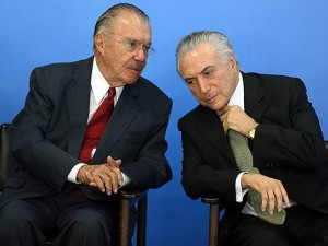 José Sarney conversa com o presidente interino Michel Temer na posse do ministro da Cultura.
