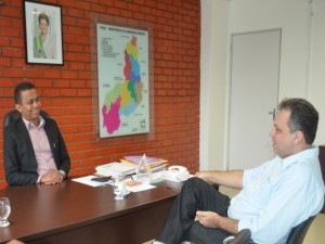 Secretário Francisco Costa e o prefeito Florentino Neto comemoram a habilitação do serviço de oncologia para Parnaíba.