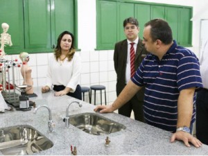 Secretária Rejane Dias visita escola pública do Estado