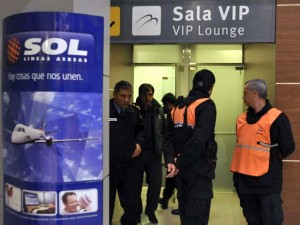 Sala Vip do Aeroporto de Neuquén, na Argentina, começa a receber familiares de pessoas que estavam no voo 5428 da Sol, que caiu no sul do país