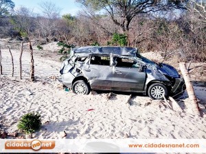 Carro ficou destruído no acidente próximo a Colônia do Piauí