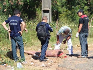 Perito da Polícia Civil examinam o corpo de Makelly Castro