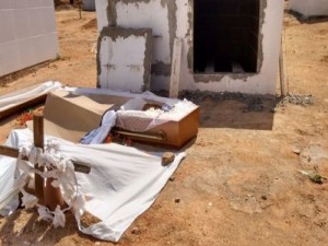 Túmulo violando e cadáver de mulher retirado no interior do Ceará