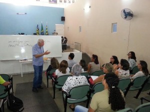 Professor Cineas Santos ministra curso no Pagando com Cidadania