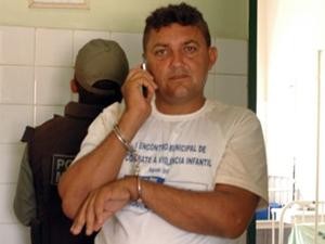Vereador exibe as algemas mostrando que prisão foi ilegal