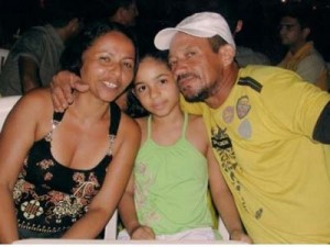 Nonato, em pose com a família, foi vítima dos marimbondos