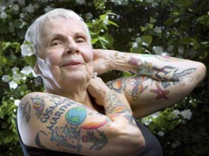 Corpo de idosa: tatuagens mudam com a idade