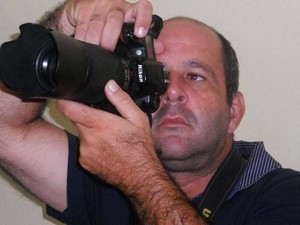 O repórter fotográfico Walgney Assis Carvalho, de 43 anos, foi morto a tiros na noite deste domingo (14), em Coronel Fabriciano, no Vale do Aço, regiã