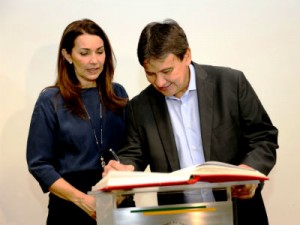 Wellington Dias assina o documento de recondução ao cargo de governador
