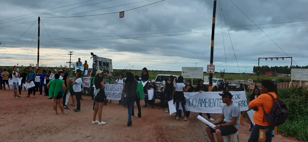 Manifestantes fecham parque solar contra danos ambientais no Sul do Piauí