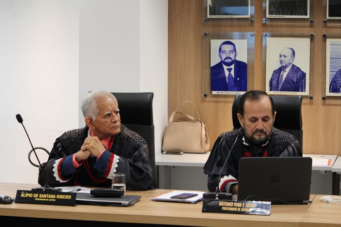 Pessoas sentadas