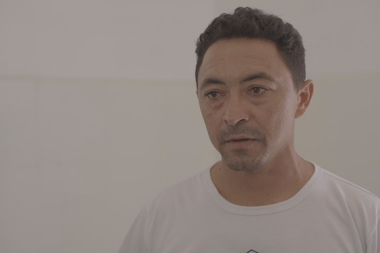 Genésio é responsável pela manutenção do sistema na comunidade Espírito Santo (Reprodução TV CCom)