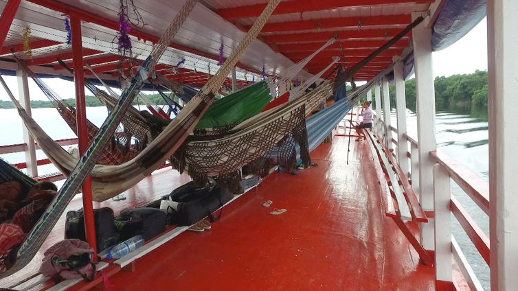 Divulgação/Caminhos da Reportagem No trajeto de barco que liga o município Novo Airão à capital Manaus, no Amazonas, as redes substituem as poltronas de viagem.