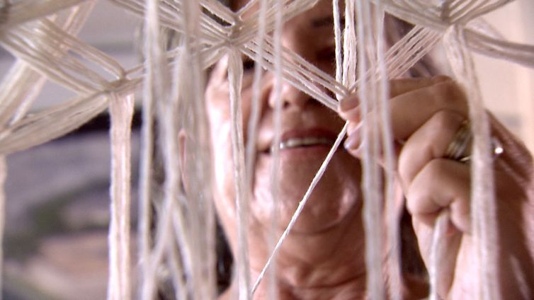 Divulgação/Caminhos da Reportagem Mazé trabalha na fabricação de redes há 40 anos.