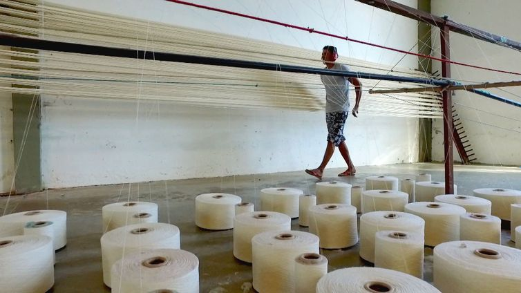 Divulgação/Caminhos da Reportagem Produção de rede em uma fábrica em Eusébio, região metropolitana de Fotaleza.