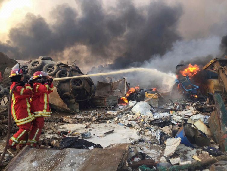 REUTERS/Mohamed Azakir/Direitos reservados Bombeiros combatem chamas após explosão em Beirute