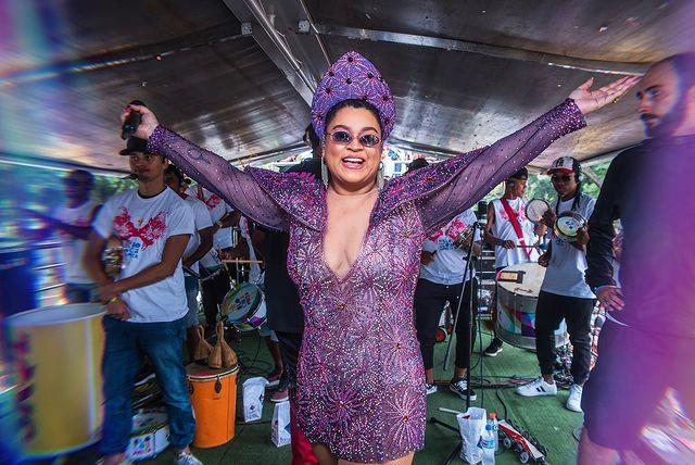 Alcione é uma das participações confirmadas na live