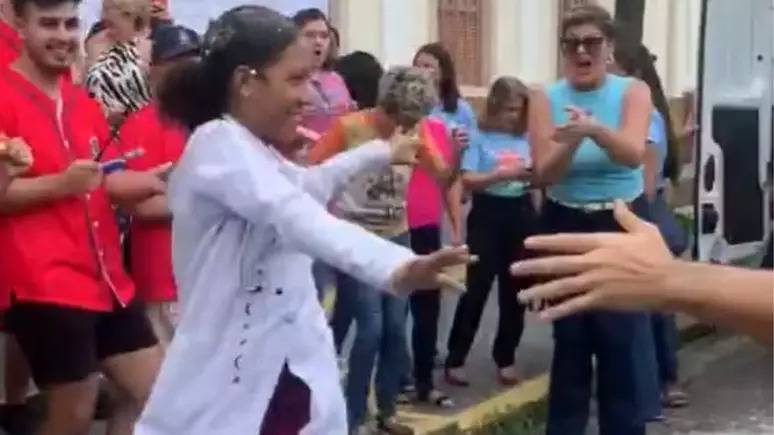 1696642703-jovem-finge-aprovacao-em-medicina-e-desmascarada-na-web-e-revela-motivo-surpreendente_b1053603c7f9782a52a31ce6474235740266d099.jpeg