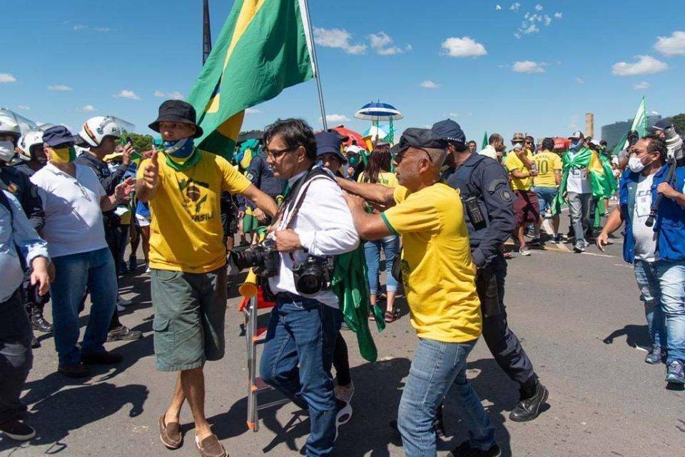 agressao-imprensa-960x640_aa7dc167cf459f2774d4ce6b36b4329c6d4bd348.jpg