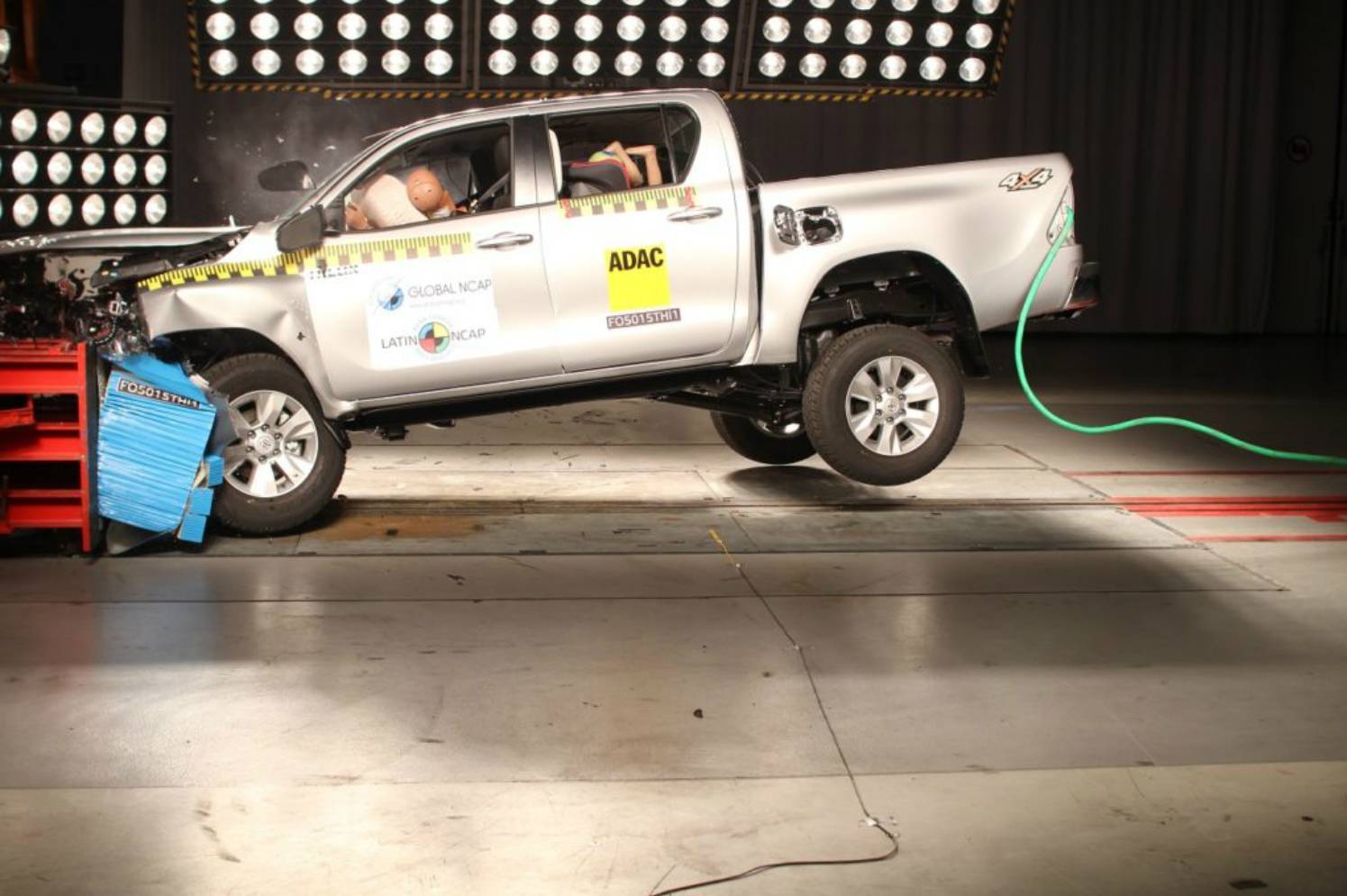 crash-test-da-toyota-hilux_e5ccfb09fbd7ace619a55a5bb4798bf92d4b3c3c.jpg